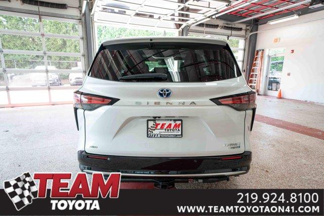 Photo of 2023 Pearl Toyota Sienna