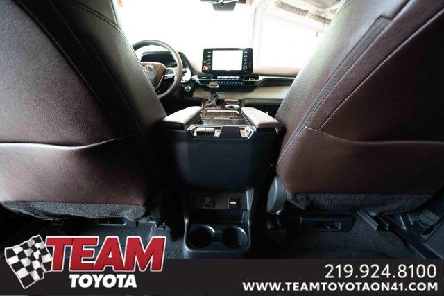 Photo of 2023 Pearl Toyota Sienna