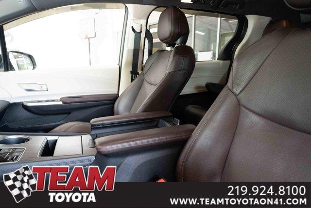 Photo of 2023 Pearl Toyota Sienna
