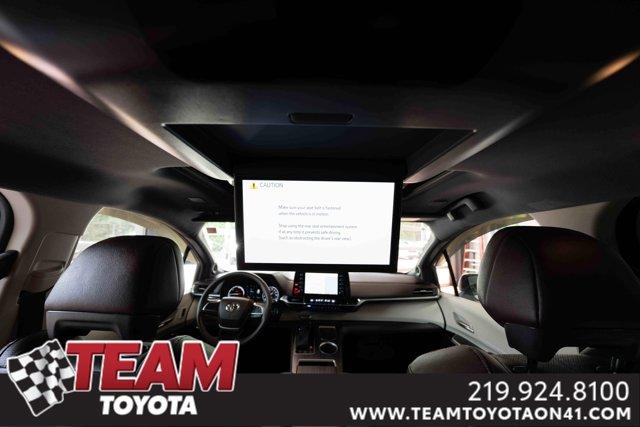 Photo of 2023 Pearl Toyota Sienna