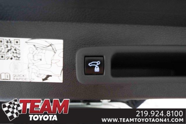 Photo of 2023 Pearl Toyota Sienna