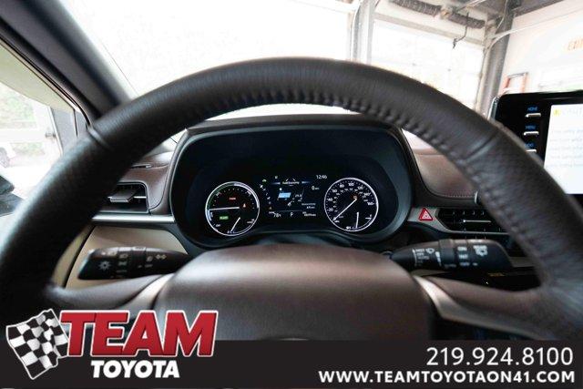 Photo of 2023 Pearl Toyota Sienna