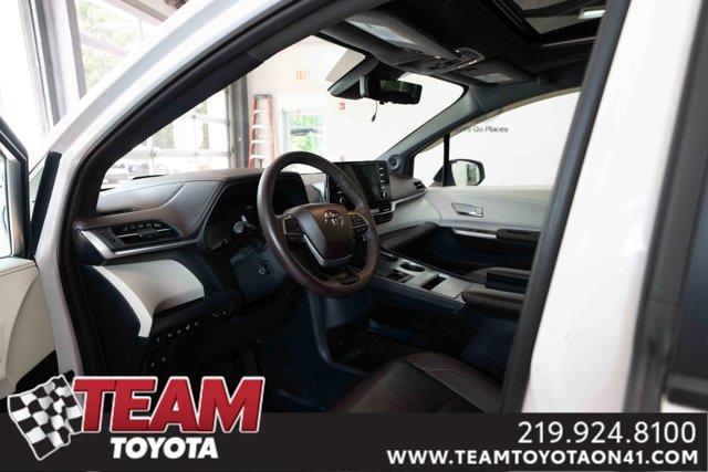 Photo of 2023 Pearl Toyota Sienna