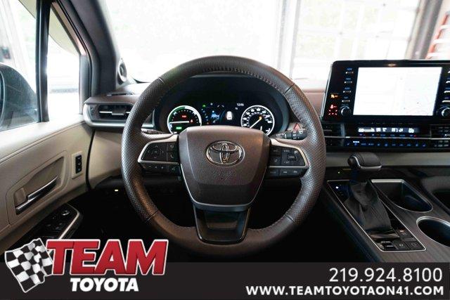Photo of 2023 Pearl Toyota Sienna