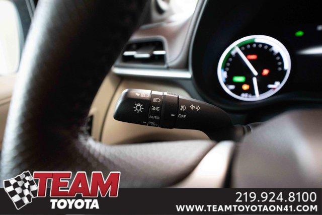 Photo of 2023 Pearl Toyota Sienna