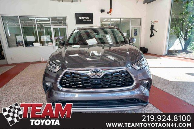 Photo of 2022 Gray Toyota Highlander