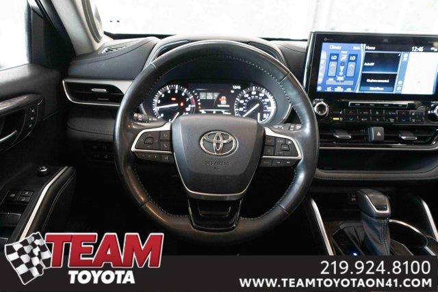 Photo of 2022 Gray Toyota Highlander