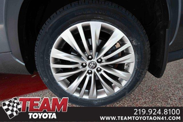 Photo of 2022 Gray Toyota Highlander