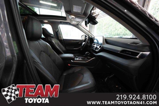 Photo of 2022 Gray Toyota Highlander
