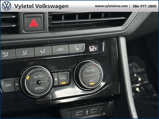 Photo of 2023 Opal White Pearl Effect Volkswagen Jetta