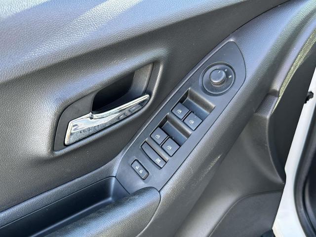 Photo of 2022 Iridescent Pearl Tricoat Chevrolet Trax