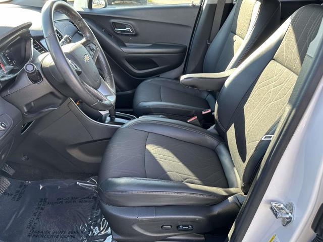 Photo of 2022 Iridescent Pearl Tricoat Chevrolet Trax