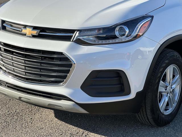 Photo of 2022 Iridescent Pearl Tricoat Chevrolet Trax