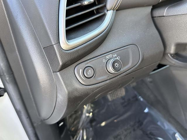 Photo of 2022 Iridescent Pearl Tricoat Chevrolet Trax