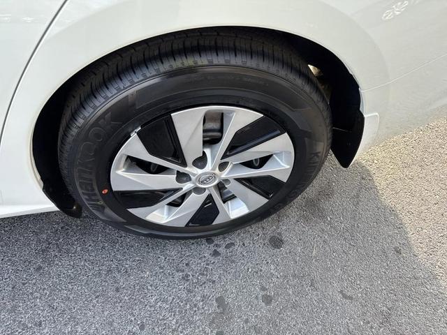 Photo of 2025 Glacier White Nissan Altima