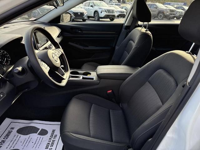 Photo of 2025 Glacier White Nissan Altima