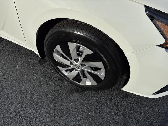 Photo of 2025 Glacier White Nissan Altima