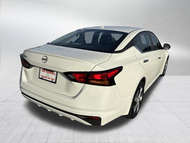 Photo of 2025 Glacier White Nissan Altima