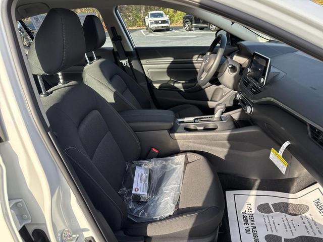 Photo of 2025 Glacier White Nissan Altima