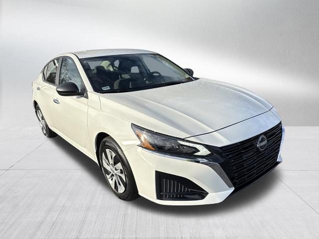 Photo of 2025 Glacier White Nissan Altima