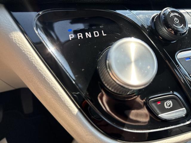 Photo of 2022 Brilliant Black Crystal Pearlcoat Chrysler Pacifica