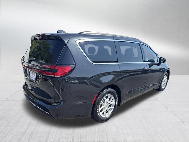 Photo of 2022 Brilliant Black Crystal Pearlcoat Chrysler Pacifica