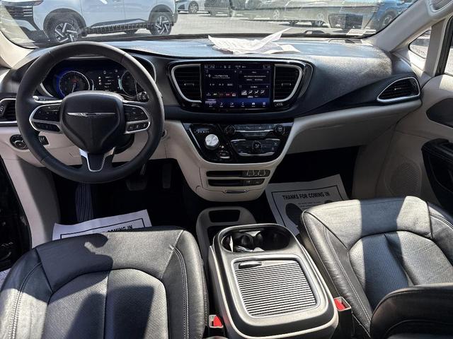 Photo of 2022 Brilliant Black Crystal Pearlcoat Chrysler Pacifica