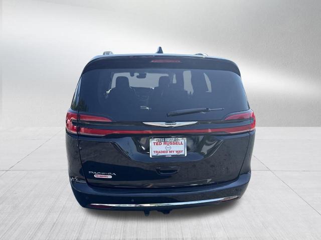 Photo of 2022 Brilliant Black Crystal Pearlcoat Chrysler Pacifica