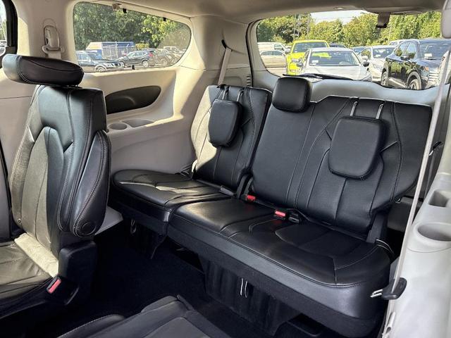 Photo of 2022 Brilliant Black Crystal Pearlcoat Chrysler Pacifica