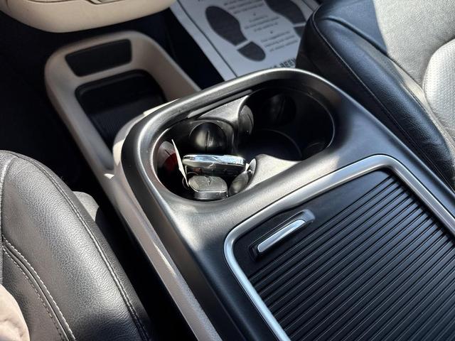 Photo of 2022 Brilliant Black Crystal Pearlcoat Chrysler Pacifica
