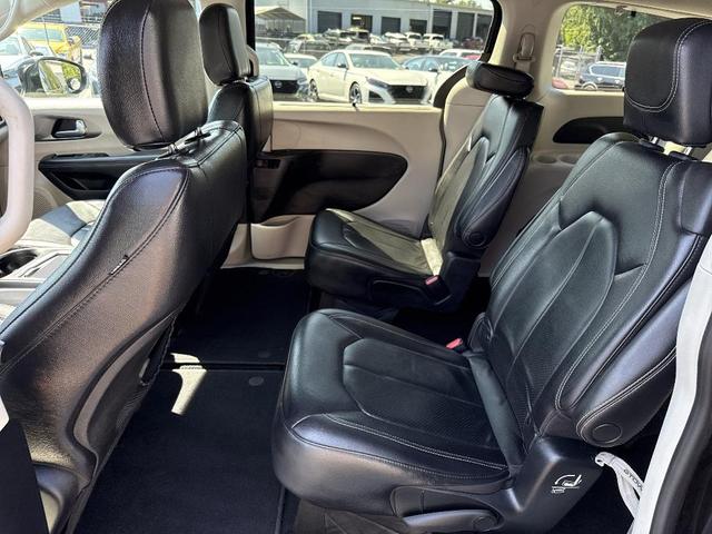 Photo of 2022 Brilliant Black Crystal Pearlcoat Chrysler Pacifica