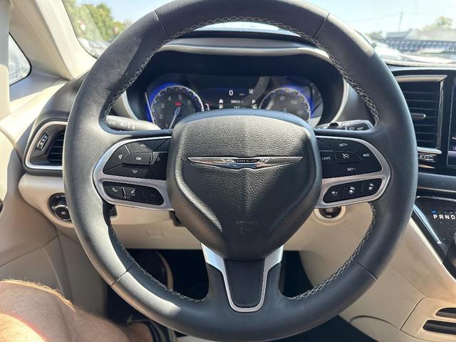 Photo of 2022 Brilliant Black Crystal Pearlcoat Chrysler Pacifica