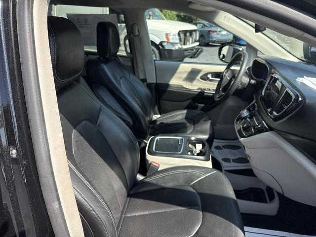 Photo of 2022 Brilliant Black Crystal Pearlcoat Chrysler Pacifica