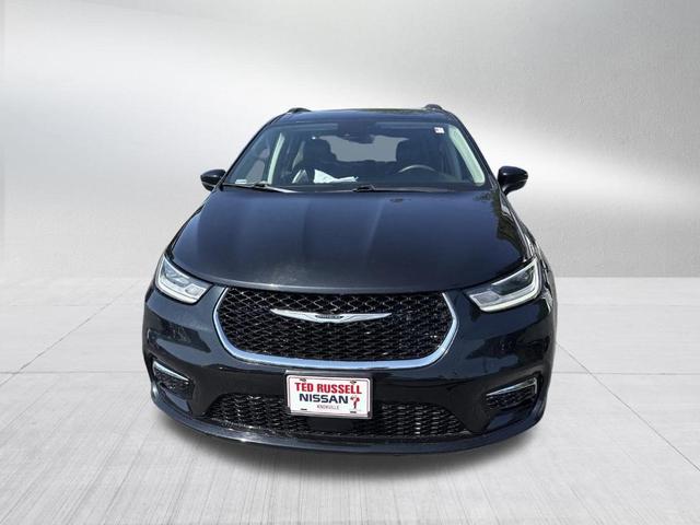 Photo of 2022 Brilliant Black Crystal Pearlcoat Chrysler Pacifica