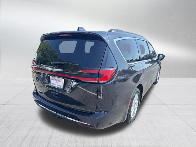 Photo of 2022 Brilliant Black Crystal Pearlcoat Chrysler Pacifica