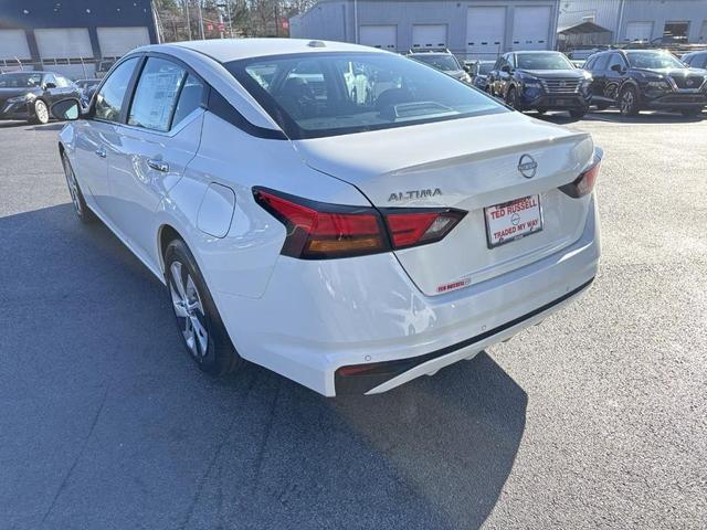 Photo of 2025 Glacier White Nissan Altima