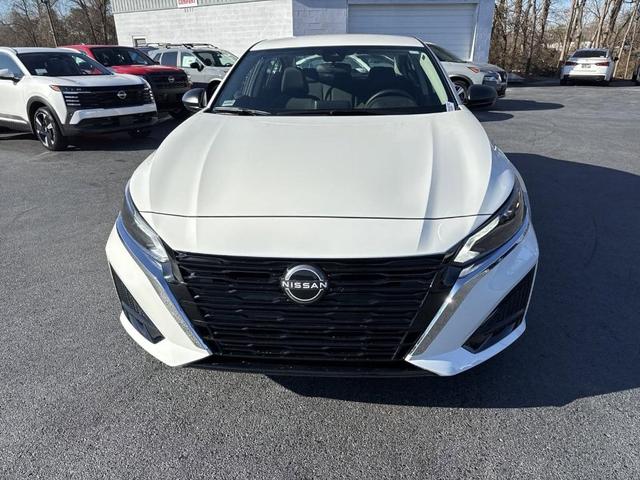 Photo of 2025 Glacier White Nissan Altima