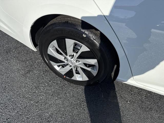 Photo of 2025 Glacier White Nissan Altima