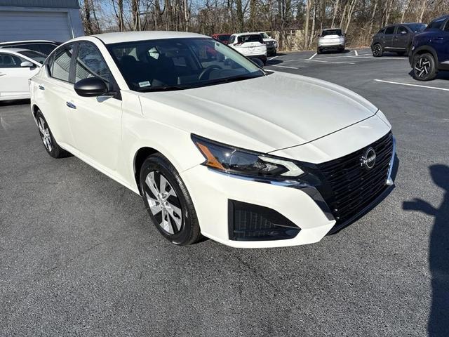 Photo of 2025 Glacier White Nissan Altima