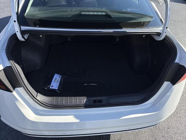 Photo of 2025 Glacier White Nissan Altima
