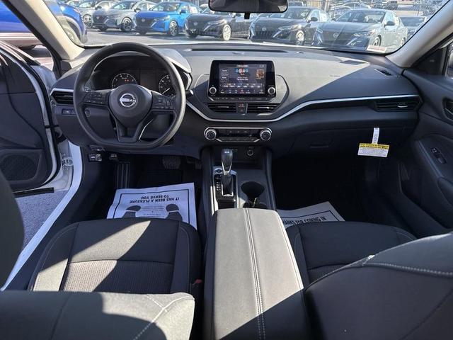 Photo of 2025 Glacier White Nissan Altima