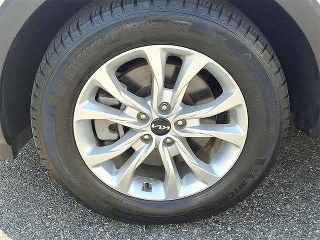Photo of 2022 Glacial White Pearl Kia Telluride