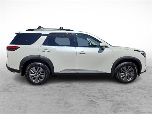 Photo of 2022 Pearl White Tricoat Nissan Pathfinder
