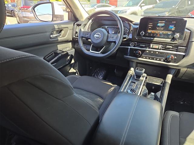 Photo of 2022 Pearl White Tricoat Nissan Pathfinder