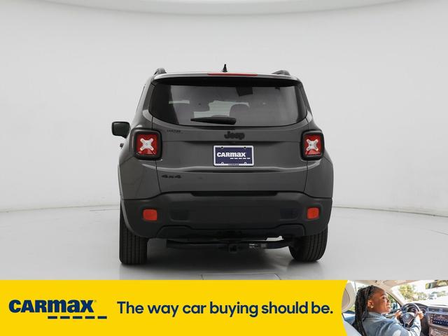 Photo of 2016 Gray Jeep Renegade