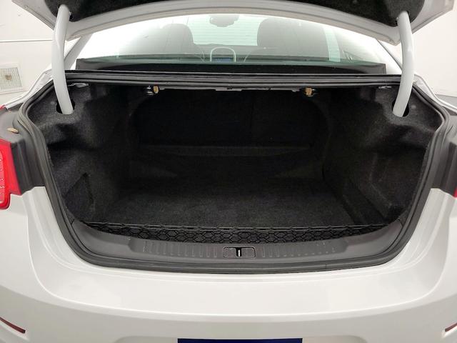 Photo of 2015 White Chevrolet Malibu