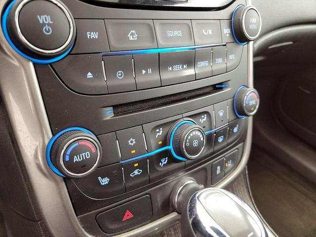 Photo of 2015 White Chevrolet Malibu