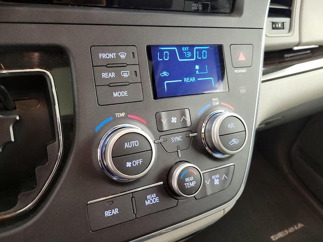 Photo of 2015 Gray Toyota Sienna