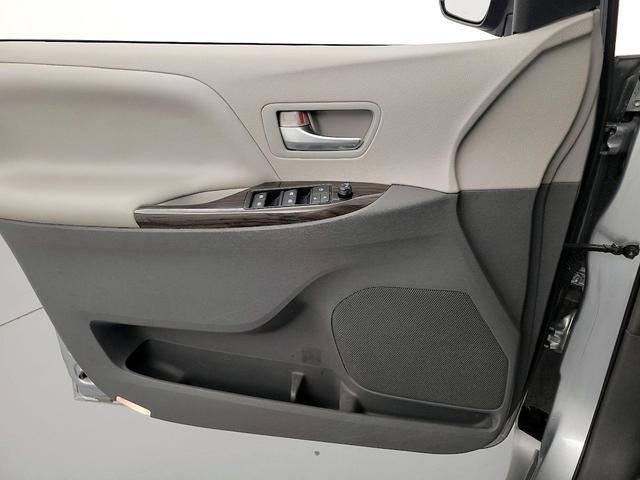 Photo of 2015 Gray Toyota Sienna