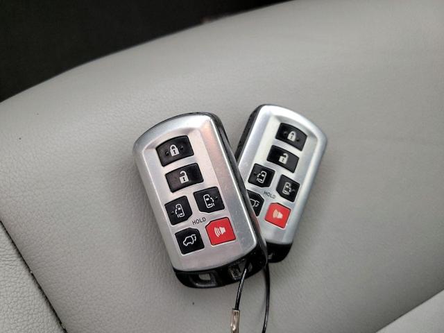 Photo of 2015 Gray Toyota Sienna